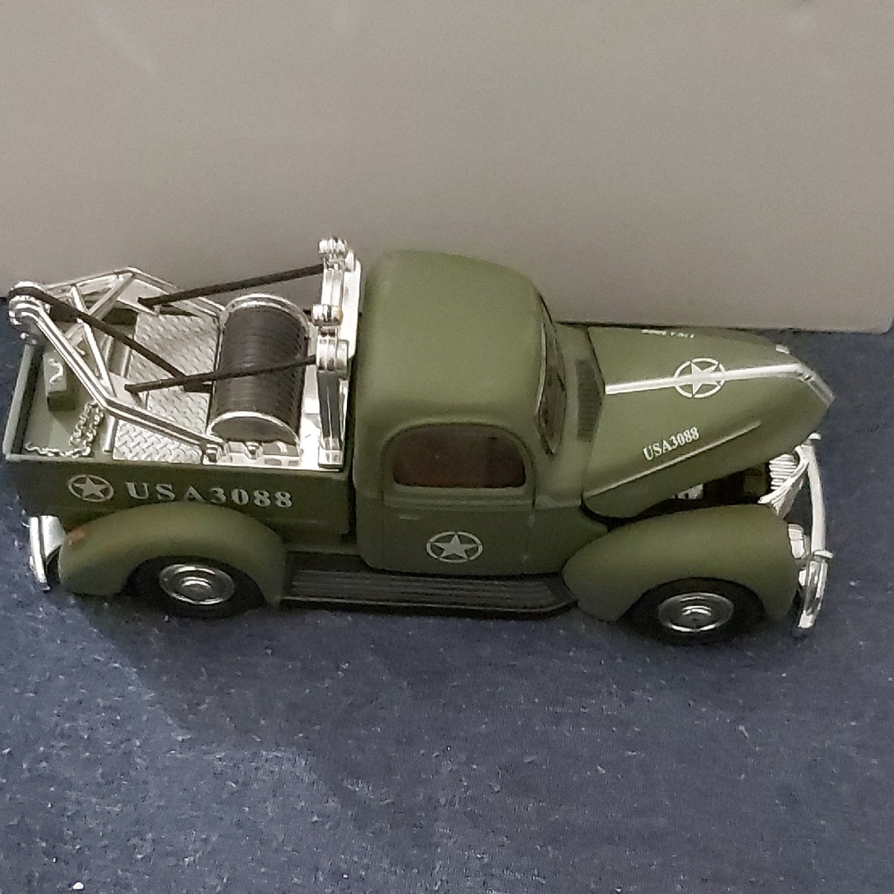 COLLECTIBLE*** die-cast model of a 1940 Ford military tow truck